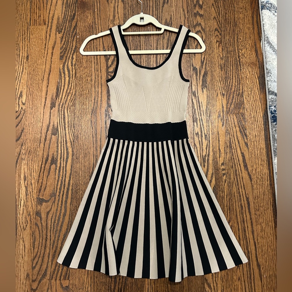 Bodycon flare dress from Guess in size XS